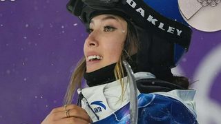 完美体育深度聚焦：米兰冬奥会自由式滑雪女子大跳台决赛｜谷爱凌179.00分获得银牌 刘梦婷排名第7